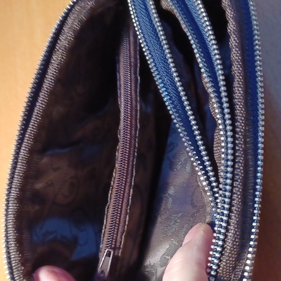 Navy Blue pebbled leather wristlet - Picture 4 of 7